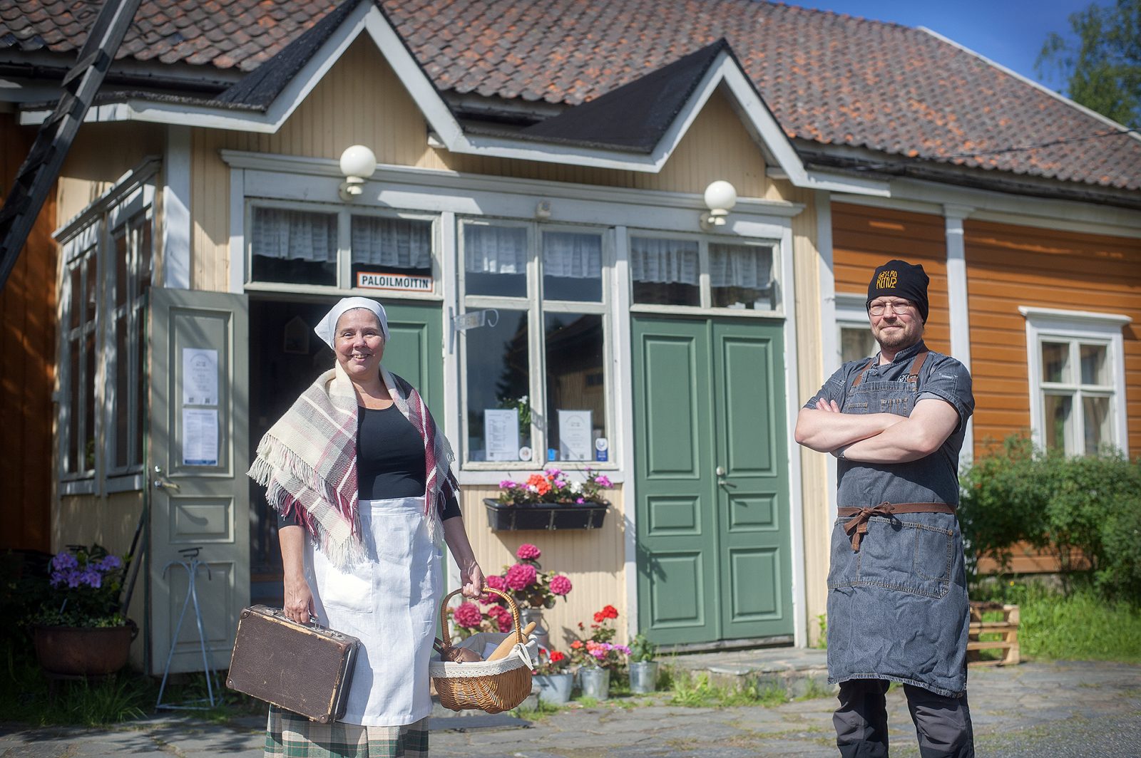 Tarinaportin ja Gastro Ketun yrittäjät Kruununvoudintalon edessä