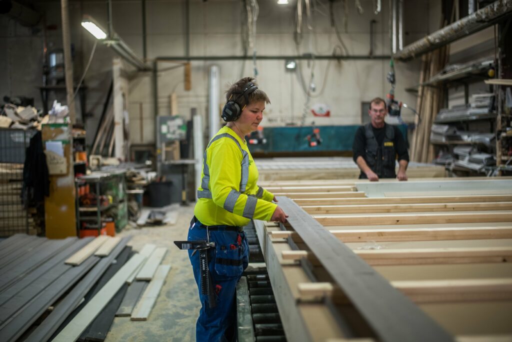Två arbetare i en industrihall